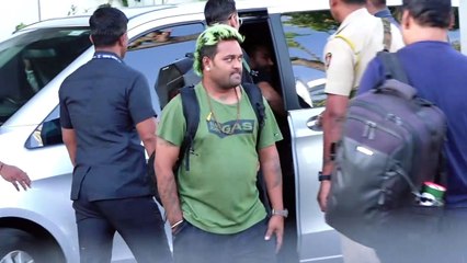 AKSHAY KUMAR'S FUNKY BAG GRABS EYEBALLS