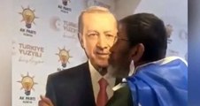 AKP'li bir vatandaş, Cumhurbaşkanı Erdoğan'ın maketini öpücüklere boğdu