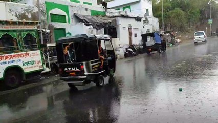 Descargar video: Rain in Ajmer: अजमेर में जमकर बरसात, सड़कों पर उफना पानी