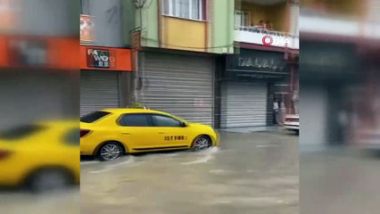 İzmir'de Sağanak Yağmur Cadde ve Sokakları Göle Çevirdi