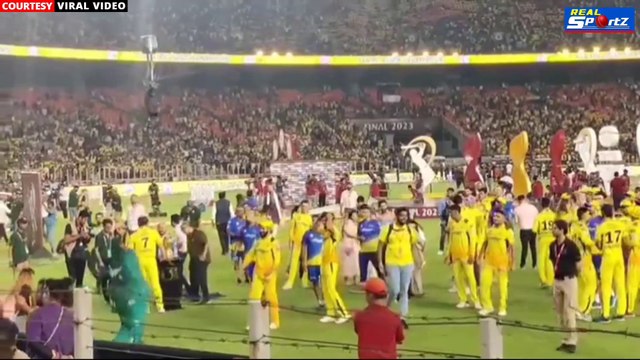 IPL Final 2023: Rivaba ने छुए पति रवींद्र जडेजा के पैर, Video | Rivaba Touches Ravindra Jadeja Feet