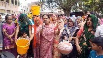 Water crisis in Ajmer: लोगों ने अफसरों के सामने धोए कपड़े, सुखा दिए दफ्तर के गेट पर