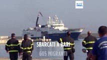 Bari, sbarcati oltre 600 migranti. Quattro giorni in mare senza cibo e acqua
