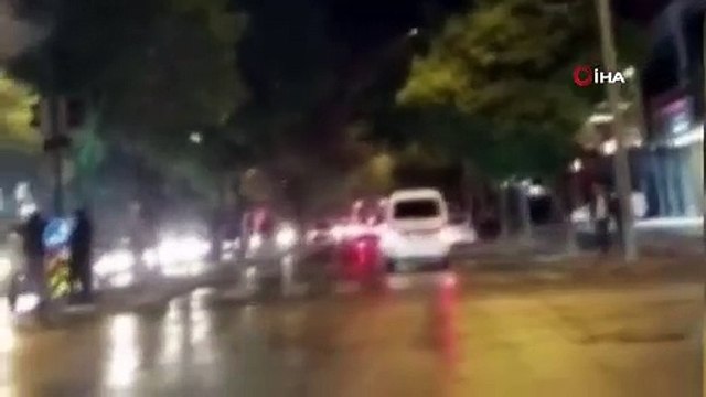 Seyir halinde kapısı açık seyreden minibüsten böyle düştü