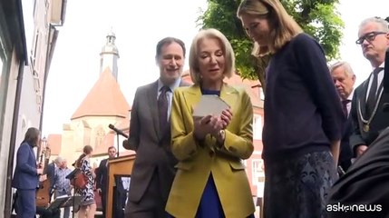 L'Ambasciatrice Usa in Germania si commuove per le "pietre d'inciampo"
