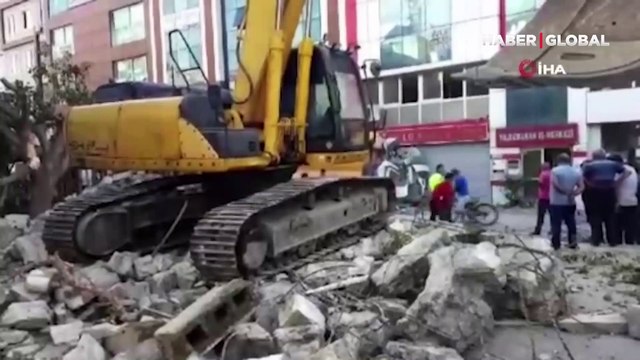 Kedi ölümden döndü! Minare yıkımı caddeyi savaş alanına çevirdi: 1 araç ve 3 iş yeri hasar gördü
