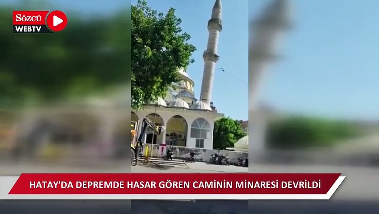Hatay’da depremde hasar gören caminin minaresi devrildi: Şans eseri yaralanan olmadı