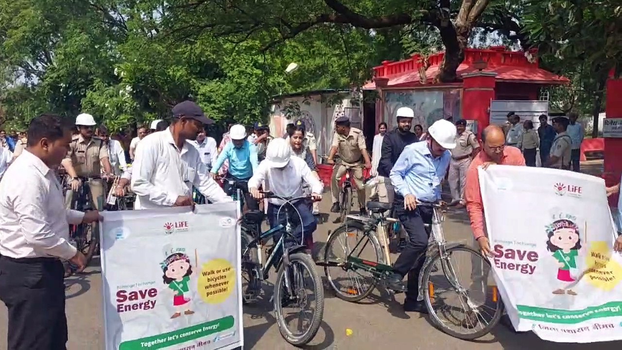 कलेक्टर, एएसपी सहित प्रशासनिक अधिकारी साइकिल से...