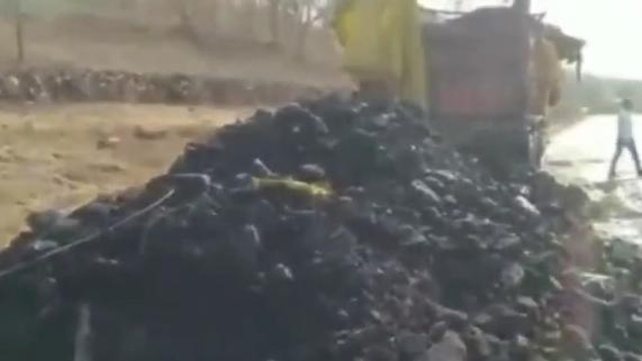 सीधी: बेकाबू होकर पलटा कोयले से भरा ट्रक, चालक का जारी ईलाज