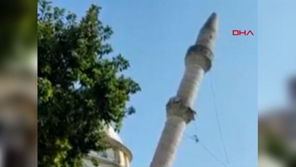 Hatay'da kontrollü yıkılan minare, park halindeki kamyonun üzerine düştü