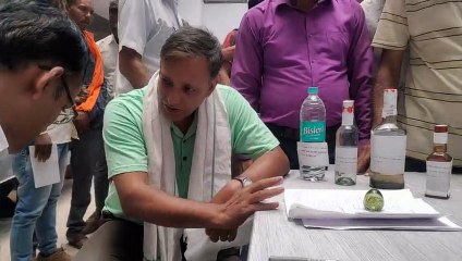 जनसुनवाई में शिकायत लेकर पहुंचे लोग