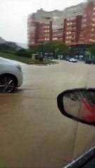 Vídeo grabado por una conductora en el barrio de Gran Vía-Garbinet, con la calle inundada.