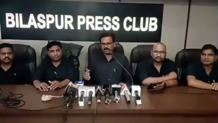 काले कपड़े पहनकर पटवारी बैठे धरने पर