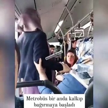 Metrobüsteki kadın bir anda ayağa kalkarak bağırmaya başladı: Recep Tayyip Erdoğan, Recep Tayyip Erdoğan...