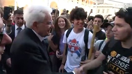 Mattarella a Faenza, firma una copia della Costituzione