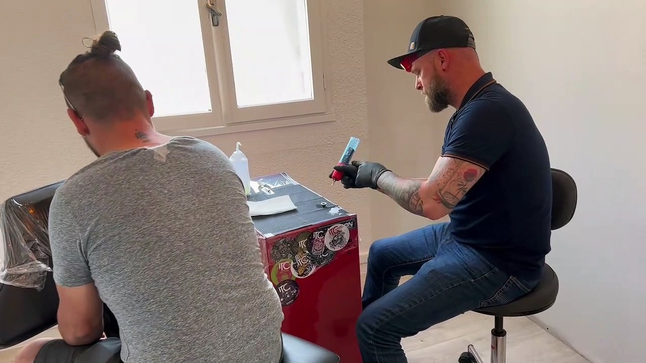 Loïc Braud se fait tatouer la deuxième étoile du Stade Rochelais dans la nuque
