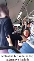 Download Video: Metrobüste ilginç anlar! Yabancı uyruklu kadın birden ayağa kalkarak 