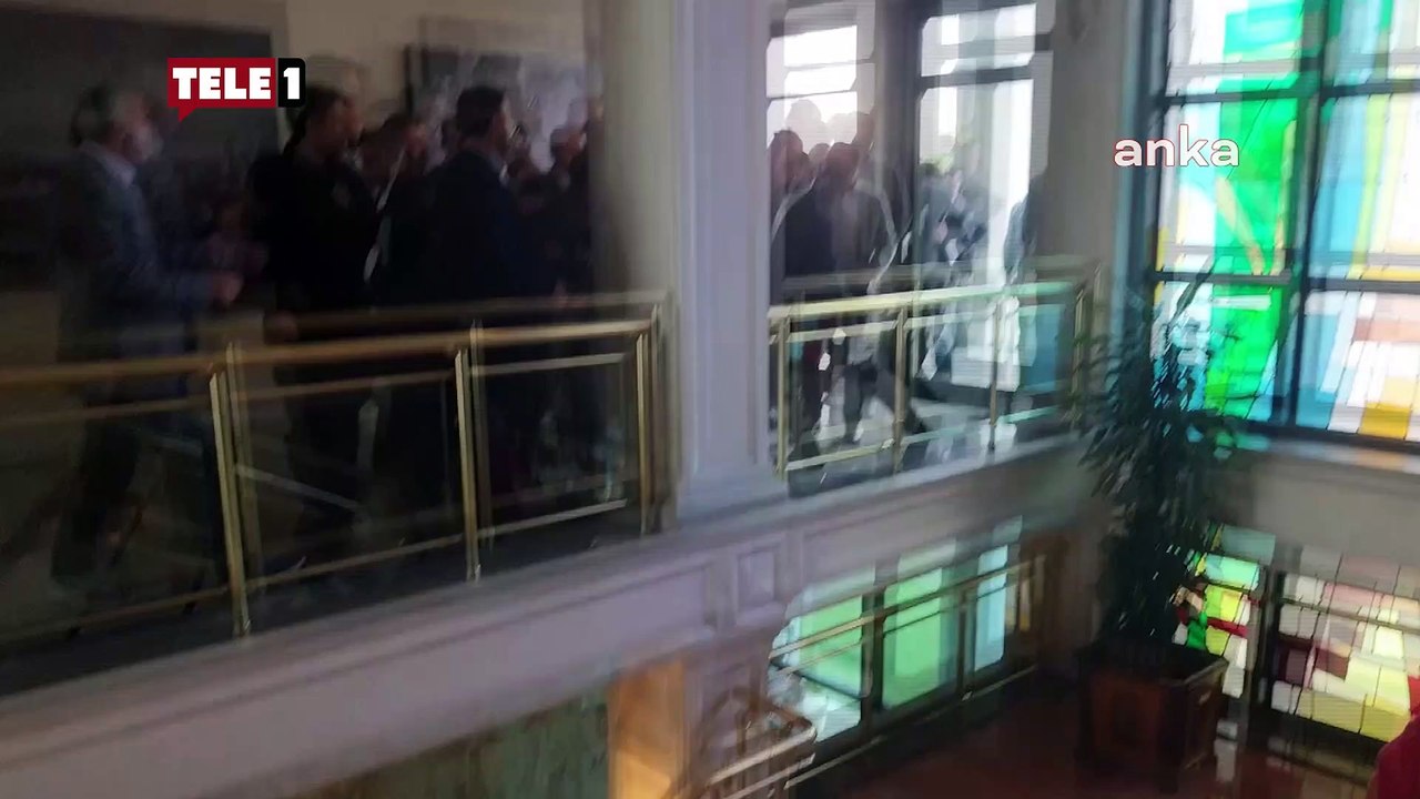 "Erdoğan" sloganlarıyla başlayan İBB Meclisi'nde AKP'li meclis üyeleri gazeteci Ali Macit'i darbetti