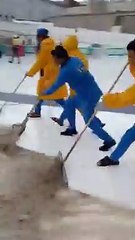 ما شاء الله المشهد الجميل لعمال النظافة أثناء هطول الأمطار في الحرم المكي_ المباشر