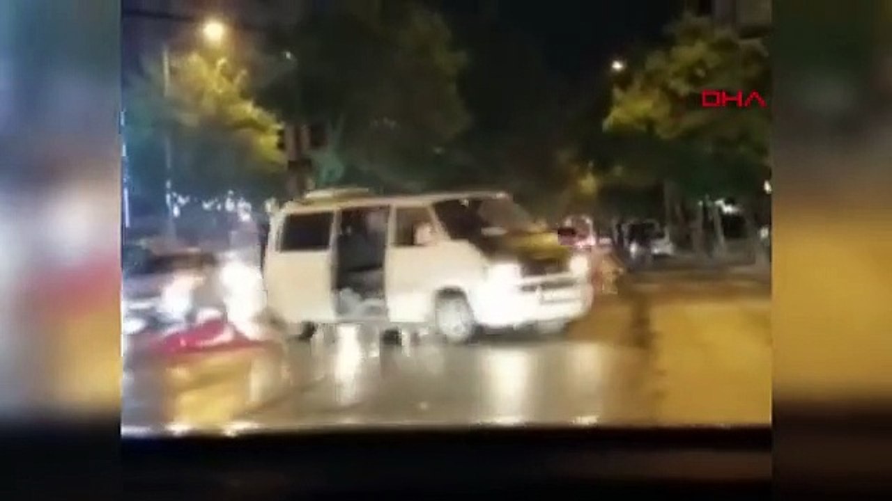 Des vidéos ont émergé de la femme tombant du minibus lors des célébrations électorales
