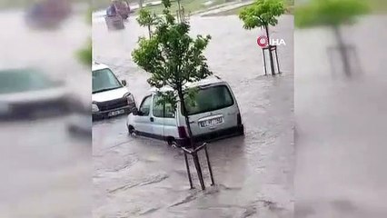 Véhicules enterrés par des pluies torrentielles à Tekirdağ Çorlu