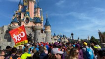 « C'est historique » : un millier d'employés de Disneyland Paris manifestent pour un meilleur salaire