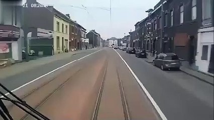 Cette conductrice belge coupe la route au tram... Mais n'a pas le dessus