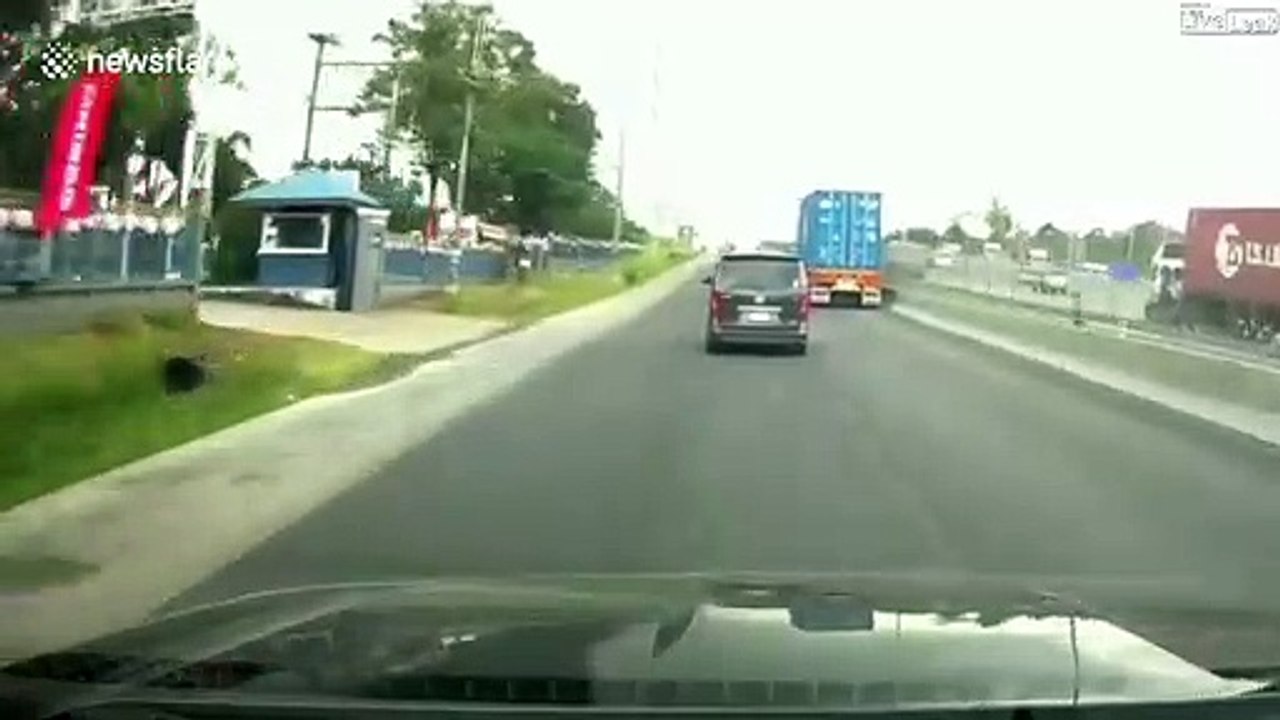La vitre de cette voiture s'éclate en pleine route