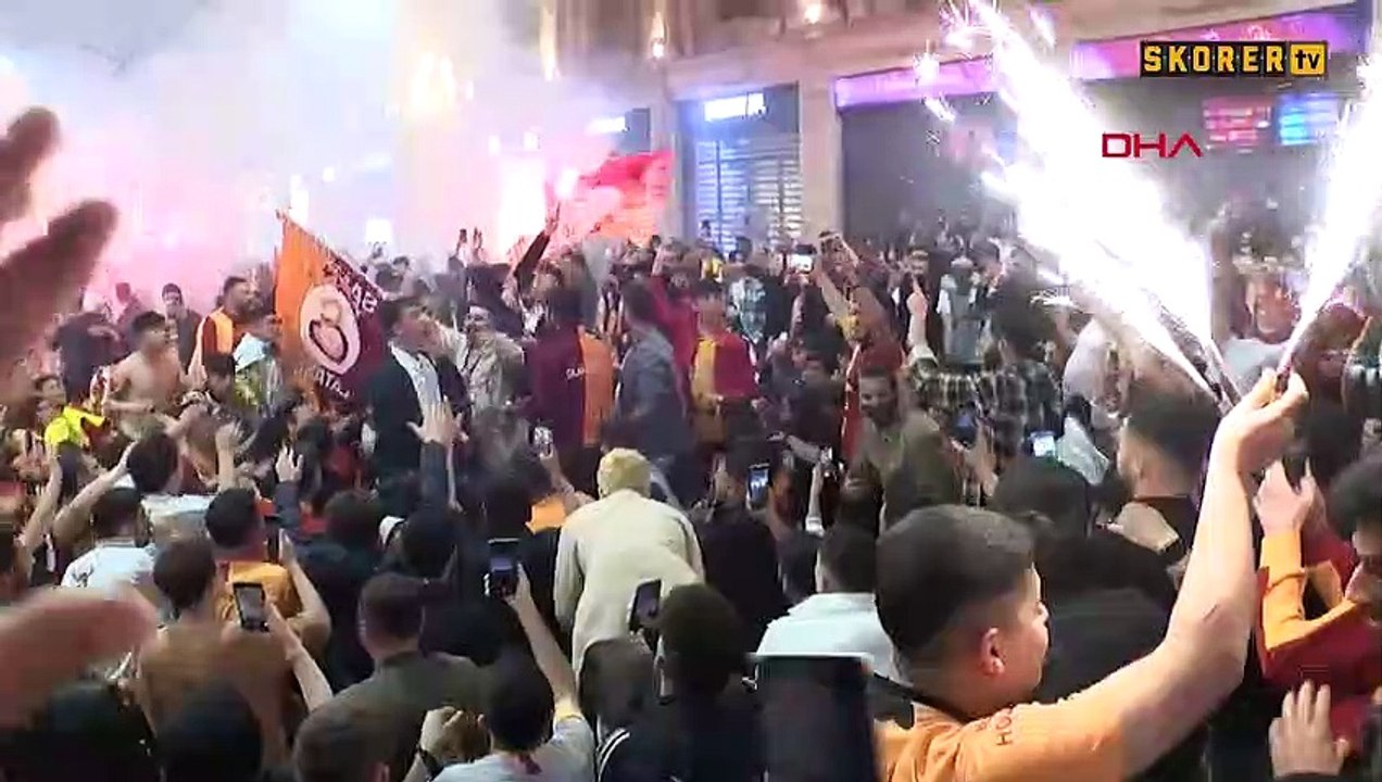 Galatasaray taraftarlarının Taksim'de şampiyonl...