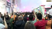 Galatasaray taraftarlarının Taksim'de şampiyonluk coşkusu