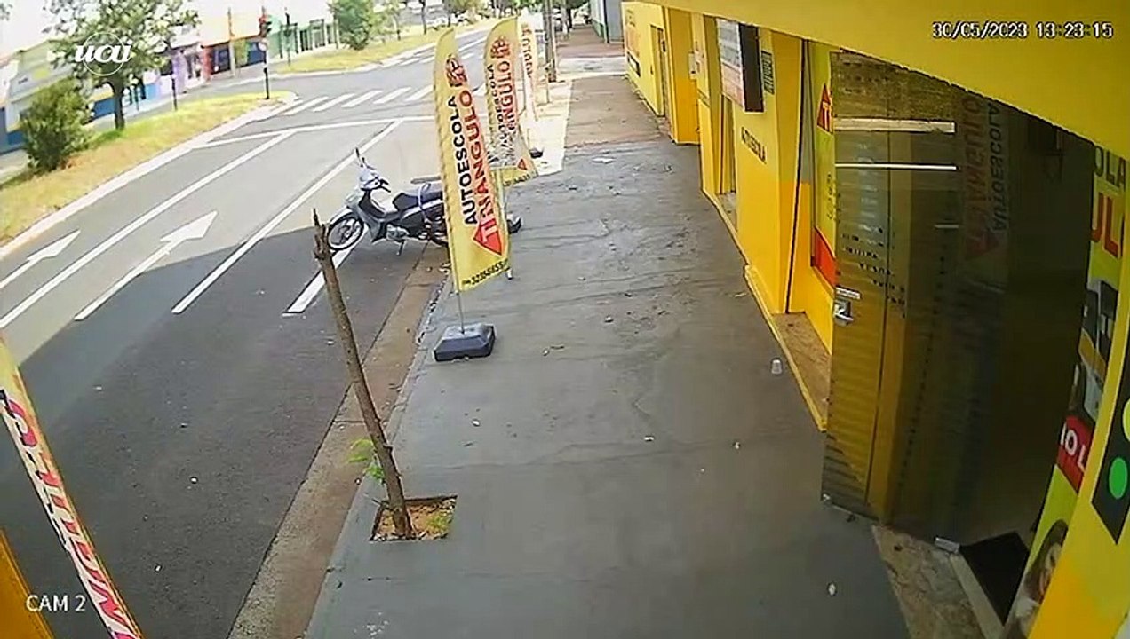 Câmera flagra momento em que motociclista avança sinal e é atingido por carro