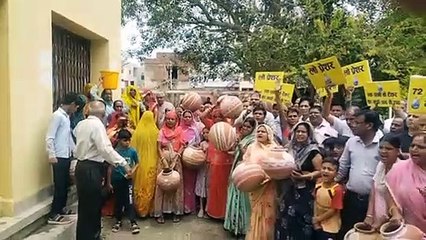 देखें वीडियो....पानी की किल्लत पर मटके फोड़ कर जताया रोष, दफ्तर में कपड़े धोकर सुखाए