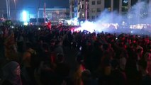 İSTANBUL - Galatasaraylı taraftarlar şampiyonluğu Taksim'de kutluyor