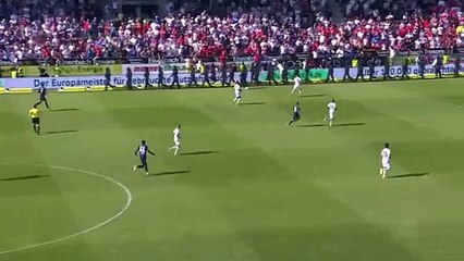MAUVAIS TIMING ! Les fans d'Hambourg envahissent la pelouse mais leur club loupe la montée