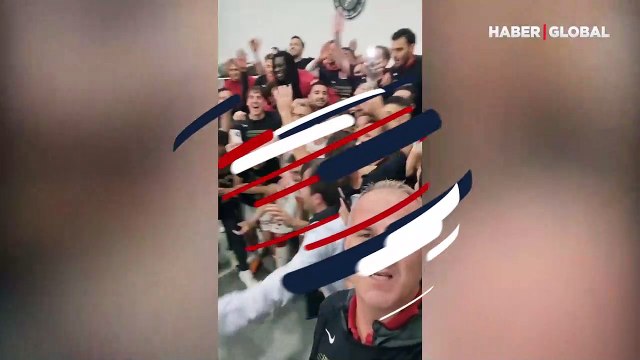 Simge Sağın'dan şampiyon Galatasaray'a tebrik! Galatasaraylı futbolculardan Aşkın Olayım performansı!