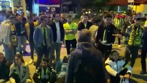 Maç biter bitmez stat önünde toplandılar! Fenerbahçe taraftarından yönetime isyan