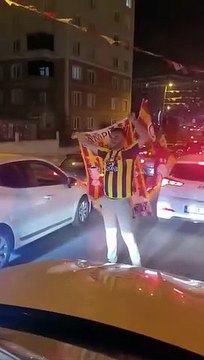 Le comble de la confusion ! Les fans de Fenerbahce célèbrent le championnat de Galatasaray