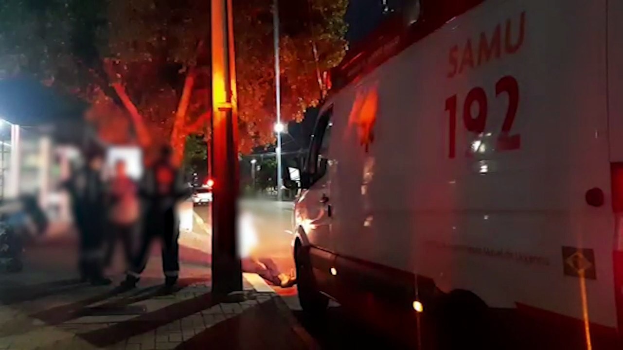 Homem urina em fachada de vidro e assusta clien...