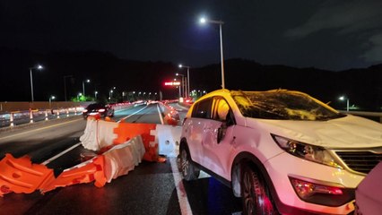 대전에서 임시 방호벽 들이받은 SUV 전복...2명 이송 / YTN