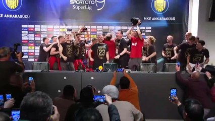 Okan Buruk regardait avec des yeux inquiets ce qui allait lui arriver ! Le sol bougea dans le couloir.