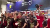 SPOR Galatasaraylı futbolcular, Okan Buruk'un basın toplantısını bastı