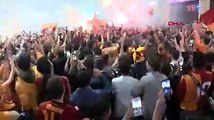 SPOR Galatasaray taraftarlarının Taksim'de şampiyonluk coşkusu