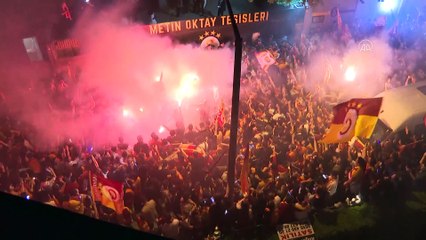 İSTANBUL - Galatasaraylı taraftarlar, şampiyonluğu Florya'da kutluyor