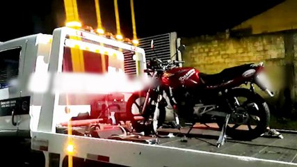 Motociclista e passageiro fogem de abordagem, sofrem queda e vão parar na Delegacia