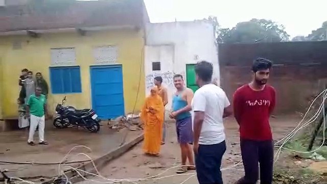 आंधी बारिश के साथ गिरे ओले, मकानों के टीन शेड उड़े, पेड़ व खंभे टूटे