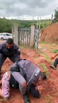 Polícia 'apanhada' a agredir idosa e homem rendido no chão em São Paulo
