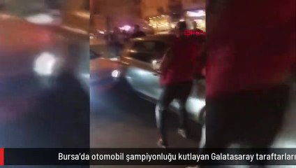 A Bursa, l'automobile a plongé dans la foule des fans de Galatasaray célébrant le championnat