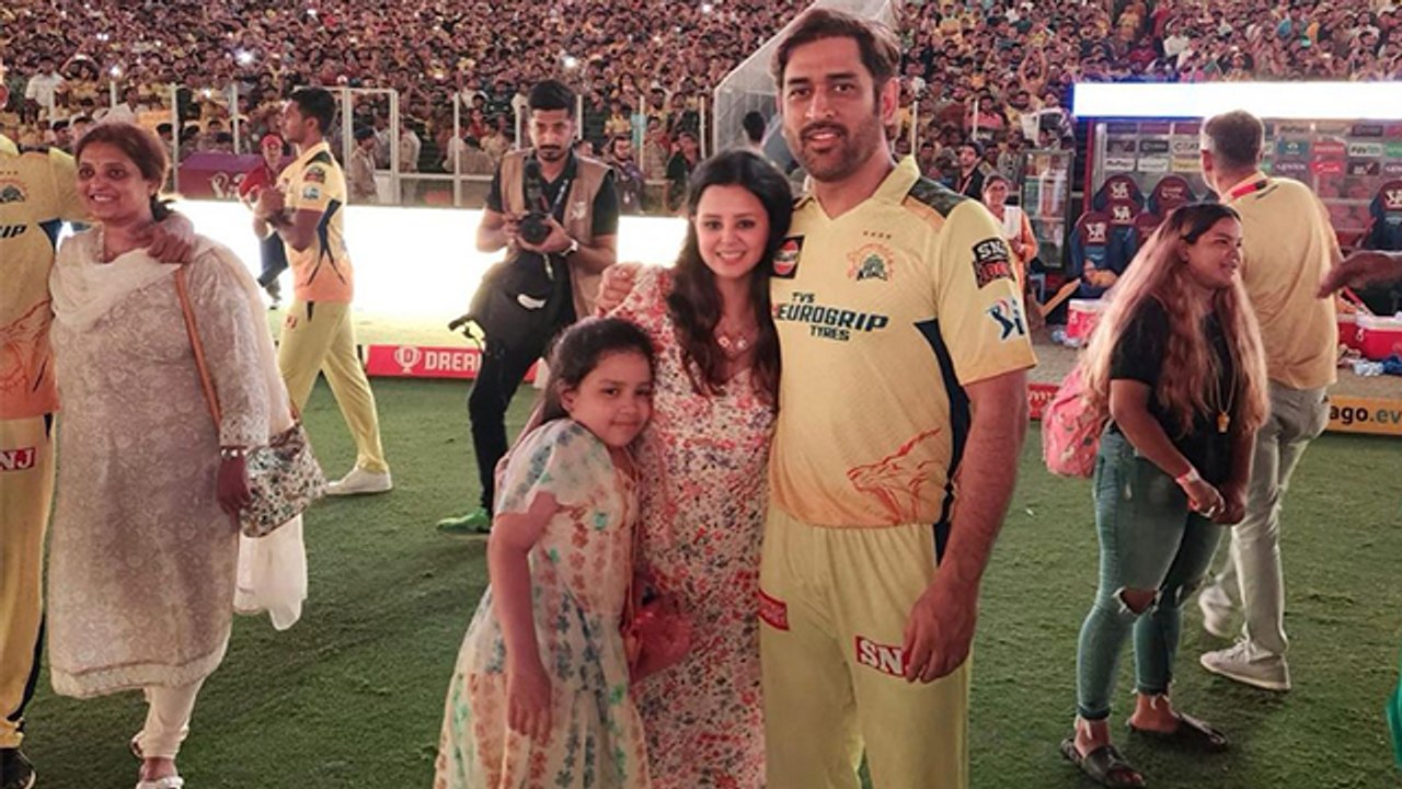 IPL 2023: MS Dhoni Wife Sakshi Dhoni Baby Bump Flaunt, CSK Win.... । Boldsky