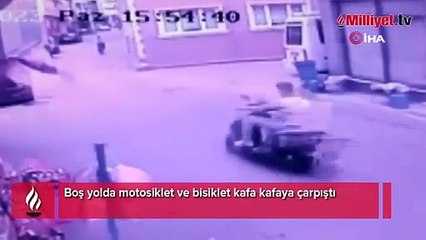 Boş yolda motosiklet ve bisiklet kafa kafaya çarpıştı