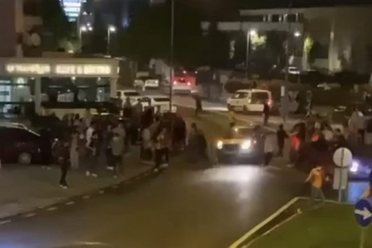 Aracını kutlama yapanların üzerine sürdü!